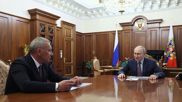 Руски председник Владимир Путин и директор  „Роскосмоса“ Јуриј Борисов - Sputnik Србија