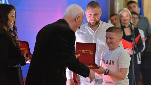 Stefanu i Milošu Stojanoviću Zlatnu plaketu je uručio akademik Matija Bećković - Sputnik Srbija