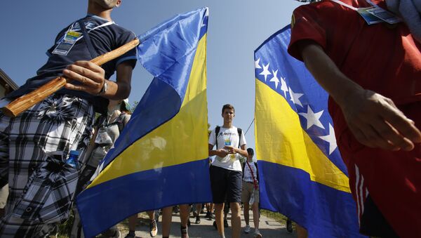 Младићи са заставама БиХ - Sputnik Србија