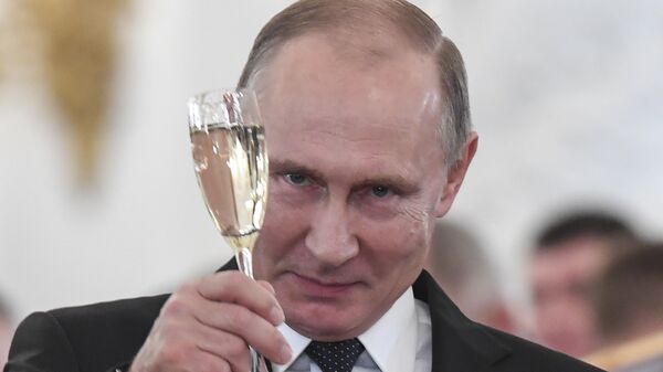Председник Русије Владимир Путин током здравице на церемонији доделе награда у Кремљу - Sputnik Србија