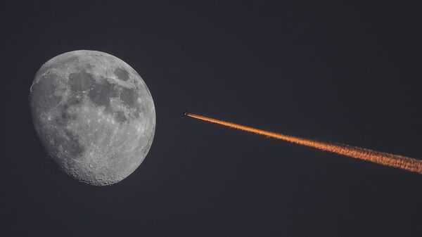 Месец и авион - Sputnik Србија